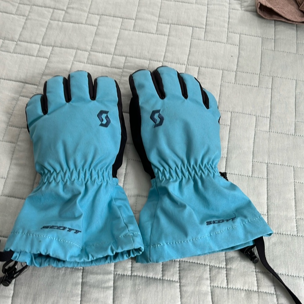 Ski/snowboard gloves. Fit kids M/L . Very good condition. Blue with black palms